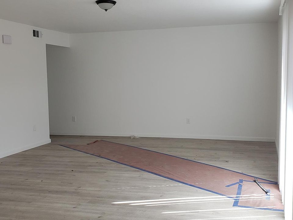 1st image of 5325 Holiday Dr #2