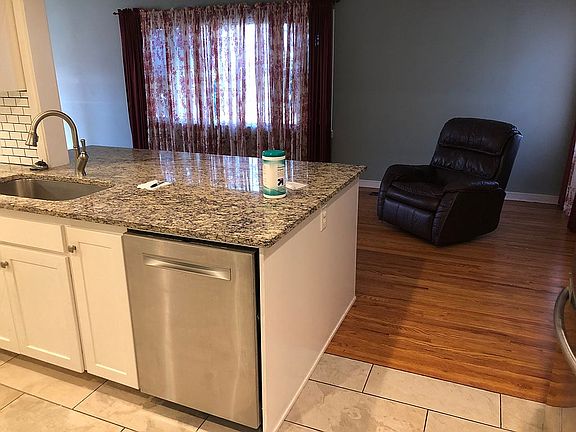 Beautiful granite counterto.