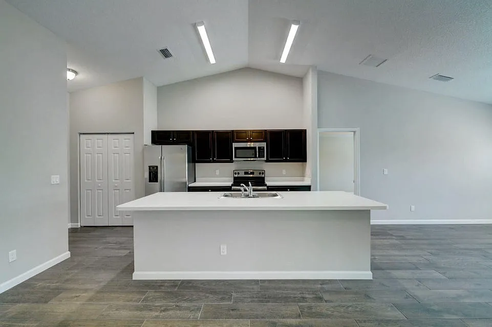 4 bed, 2.0 bath, 1915 sqft, $2,600 — Photo 4