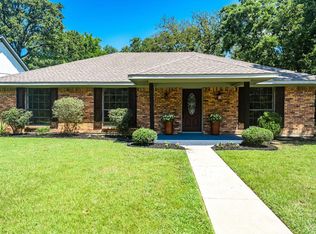 205 Cedarwood Dr, Mabank, TX 75156