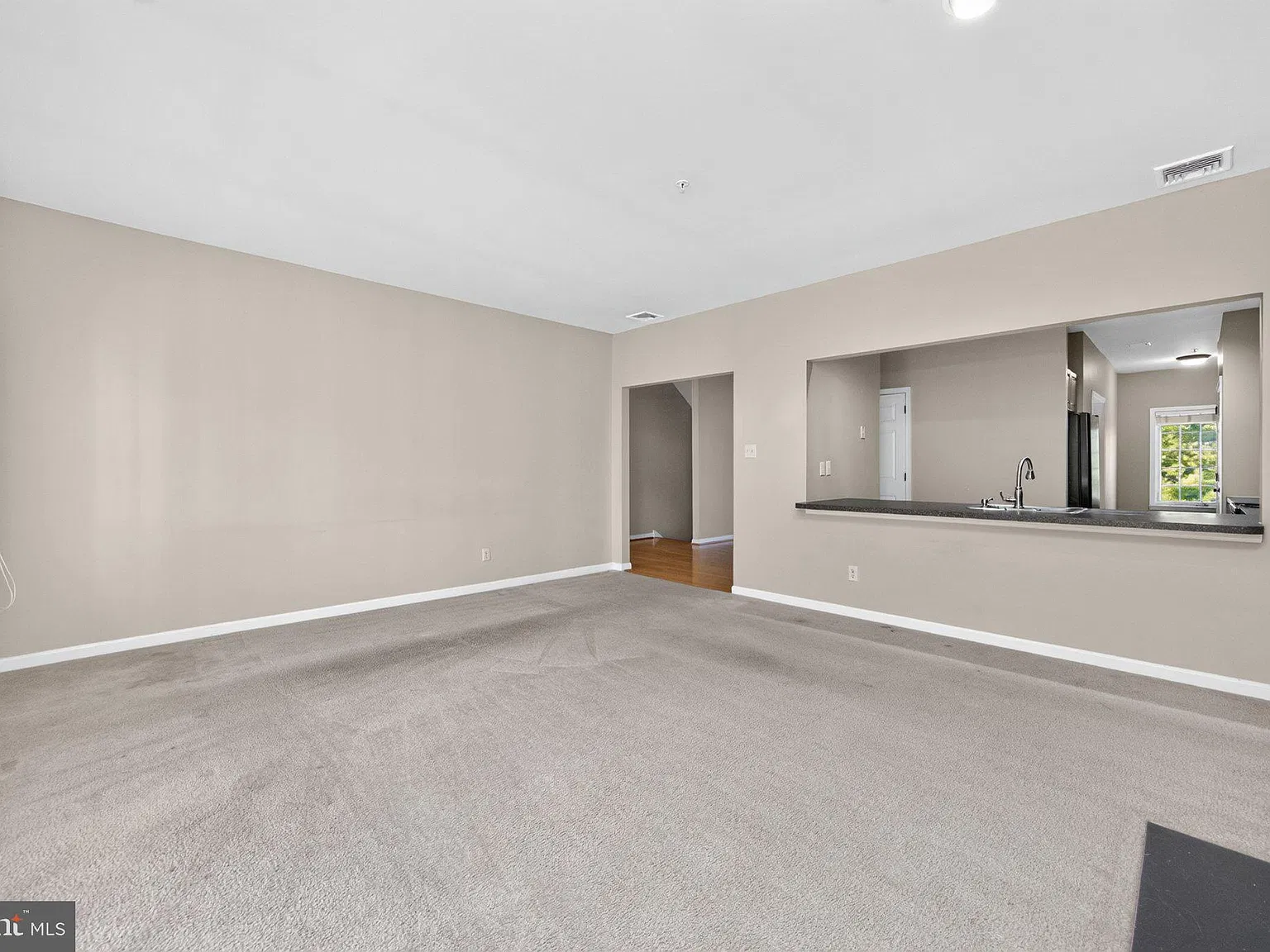 3 bed, 2.5 bath, 4102 sqft, $3,300 — Photo 4