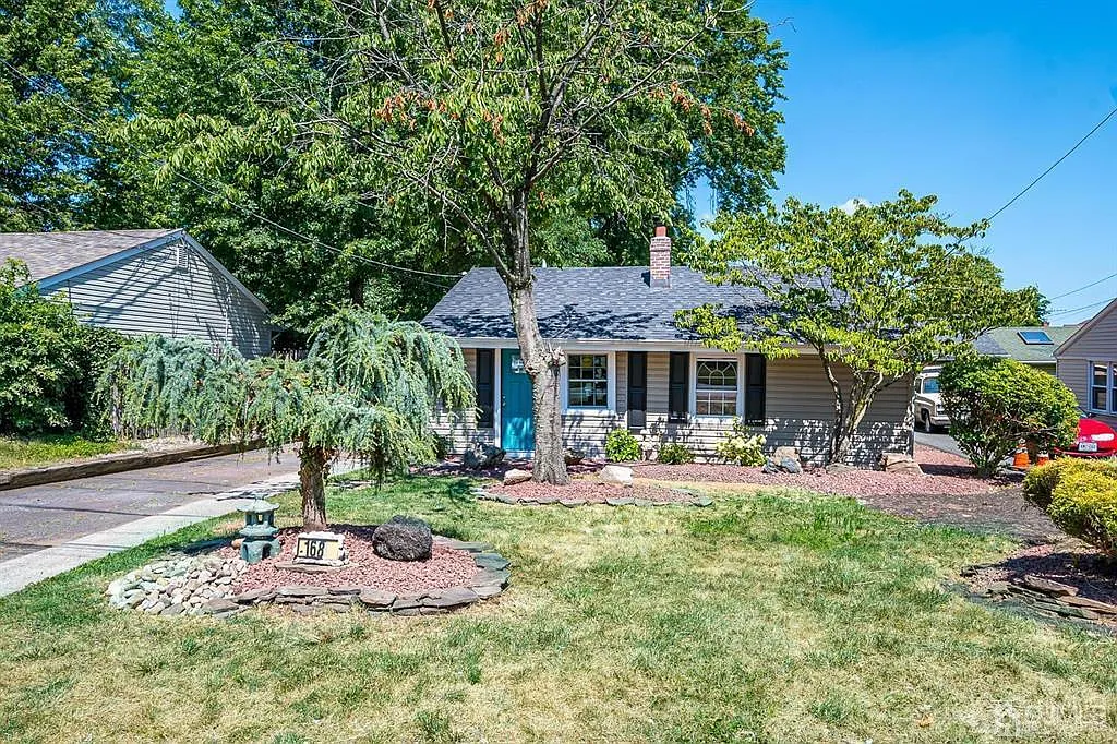 168 Mary Ave W photo 1