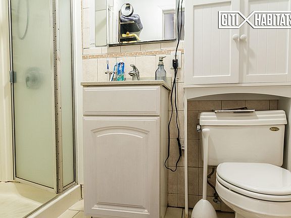 4th image of 516 Carlton Ave APT 1