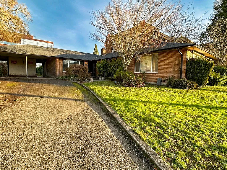 Driveway up to Units 1538/1540