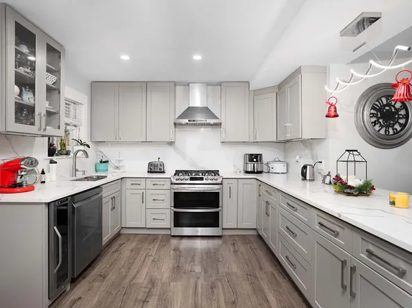 1090 Pelham Parkway South MULTI FAMILY image 3 of 13