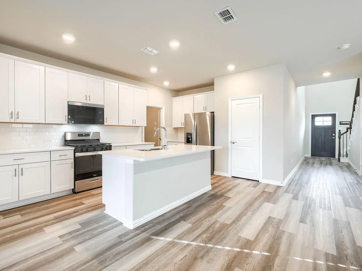 4 bed, 2.5 bath, 2337 sqft, $2,700 — Photo 3
