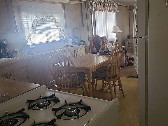 Kitchen, dining room 