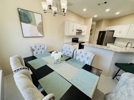 4 bed, 2.5 bath, 2174 sqft, $5,000 — Photo 3