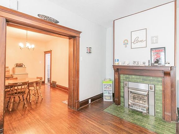 4th image of 704 S Olive St