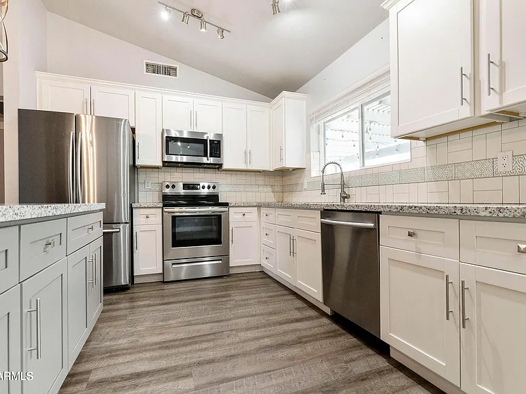 1749 N Ricardo — Photo 9
