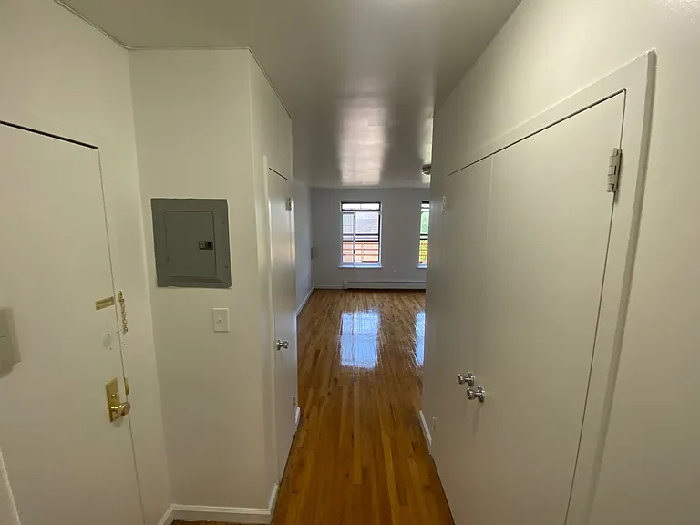 1018 Hoe Ave — Photo 3