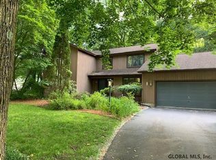 3 Brookhaven Dr, Niskayuna, NY 12309