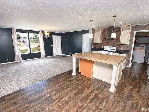2nd image of 148 Pheasant Ln