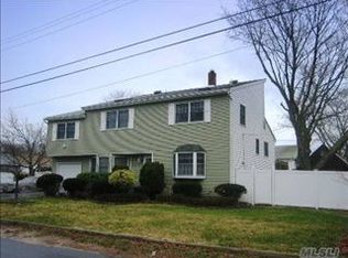 20 Cozzens Pl, Patchogue, NY 11772
