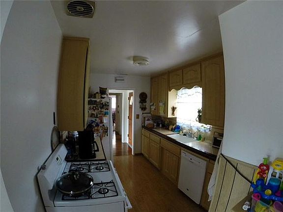 4th image of 610 Brightwood Ave