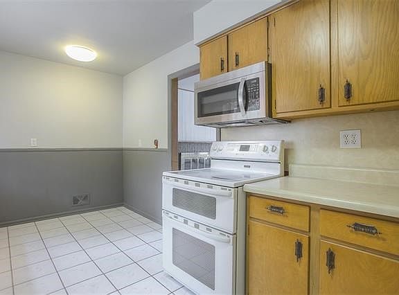 4th image of 7311 Maywood Ave