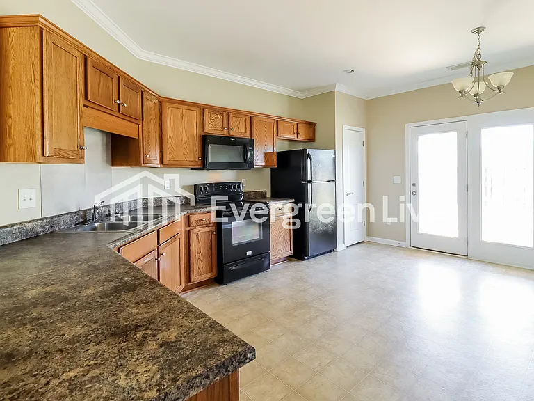 1798 Bradford Ln — Photo 6