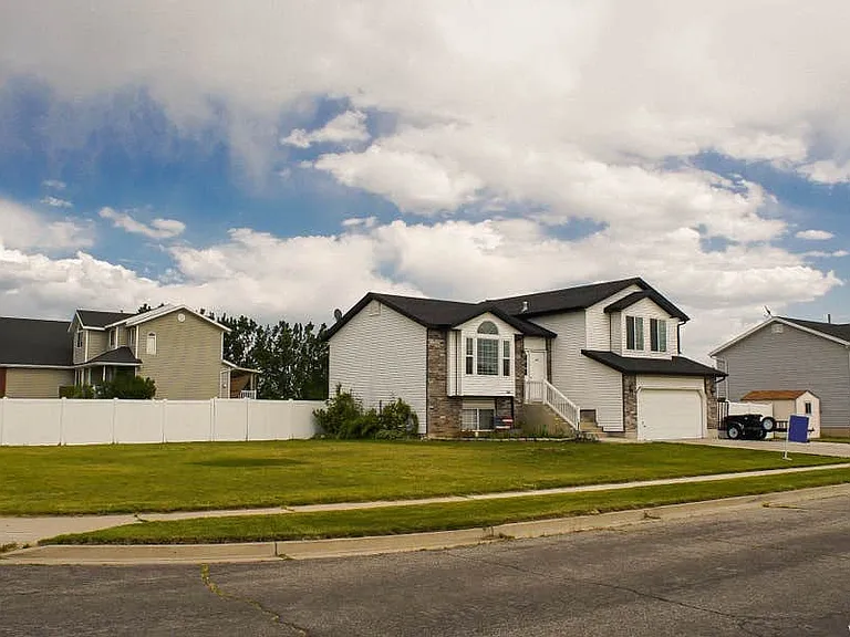 2453 S 2940 W — Photo 2