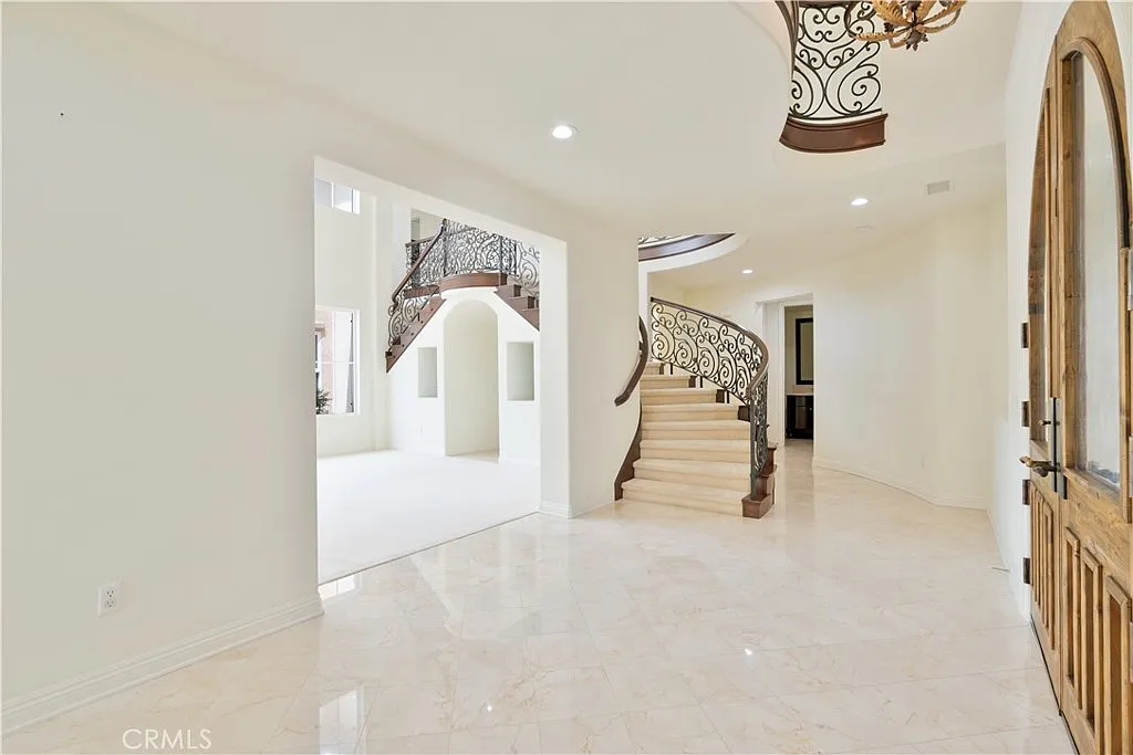 4 bed, 5192 sqft, $9,495 — Photo 3