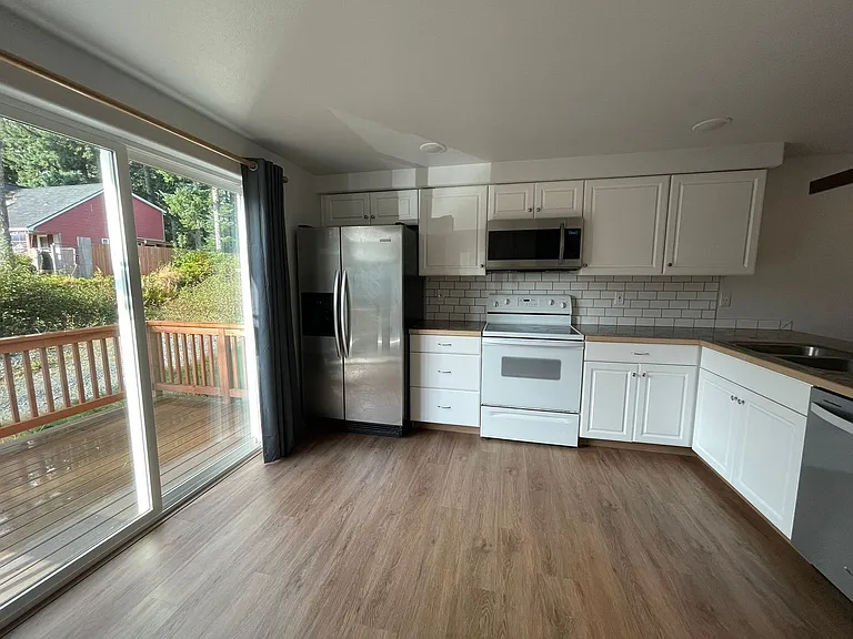 1820G5 Larch St — Photo 9