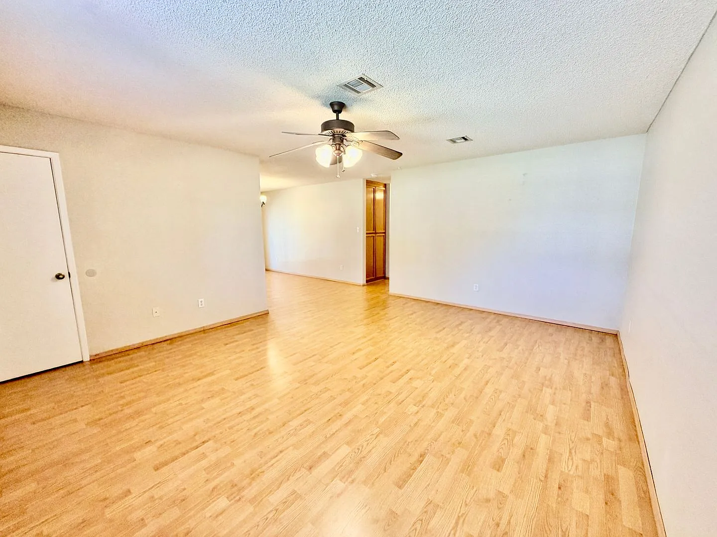 Charming 3-Bedroom Home with Wood Flooring and Large Yard in Yuma — Photo 3