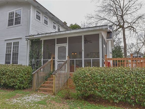8th image of 507 N Main St