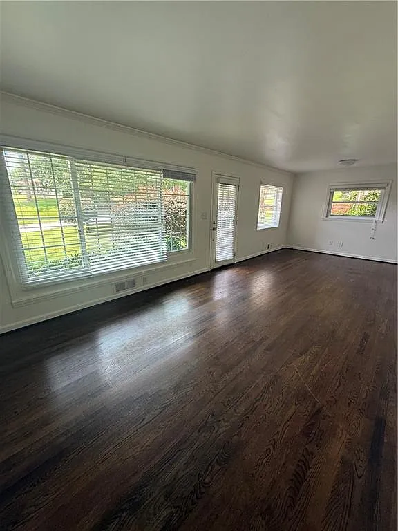 3 bed, 2.0 bath, 1299 sqft, $2,295 — Photo 4