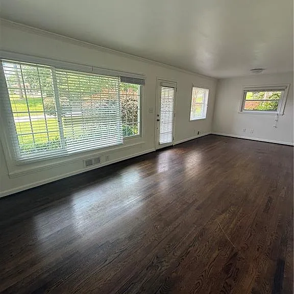 2404 Elmwood Cir SE — Photo 4