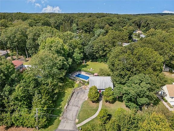 4th image of 20 Oakridge Dr