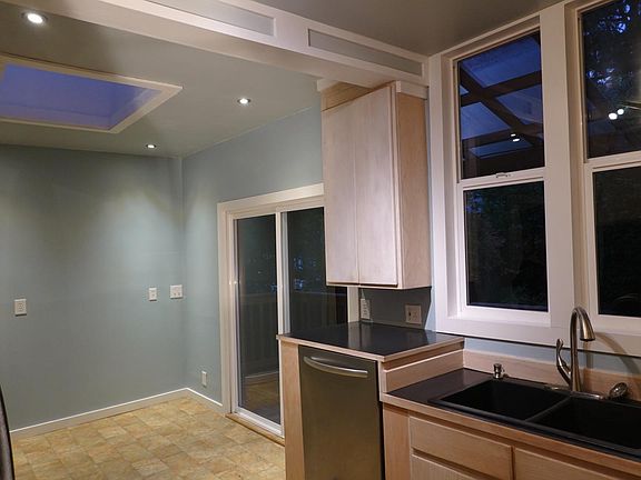 4th image of 419 Dewey Pl E #A