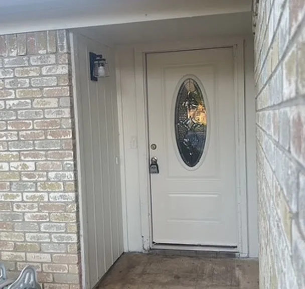405 Bryan Dr — Photo 3