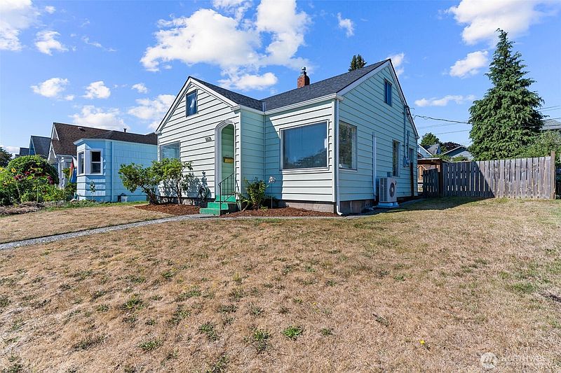 3rd image of 5212 Yakima Avenue