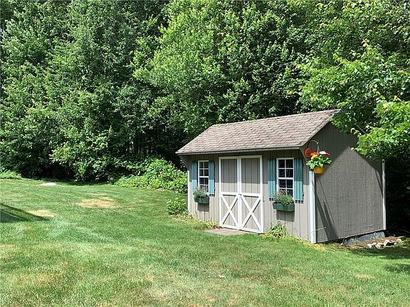 3rd image of 40 Redwood Dr