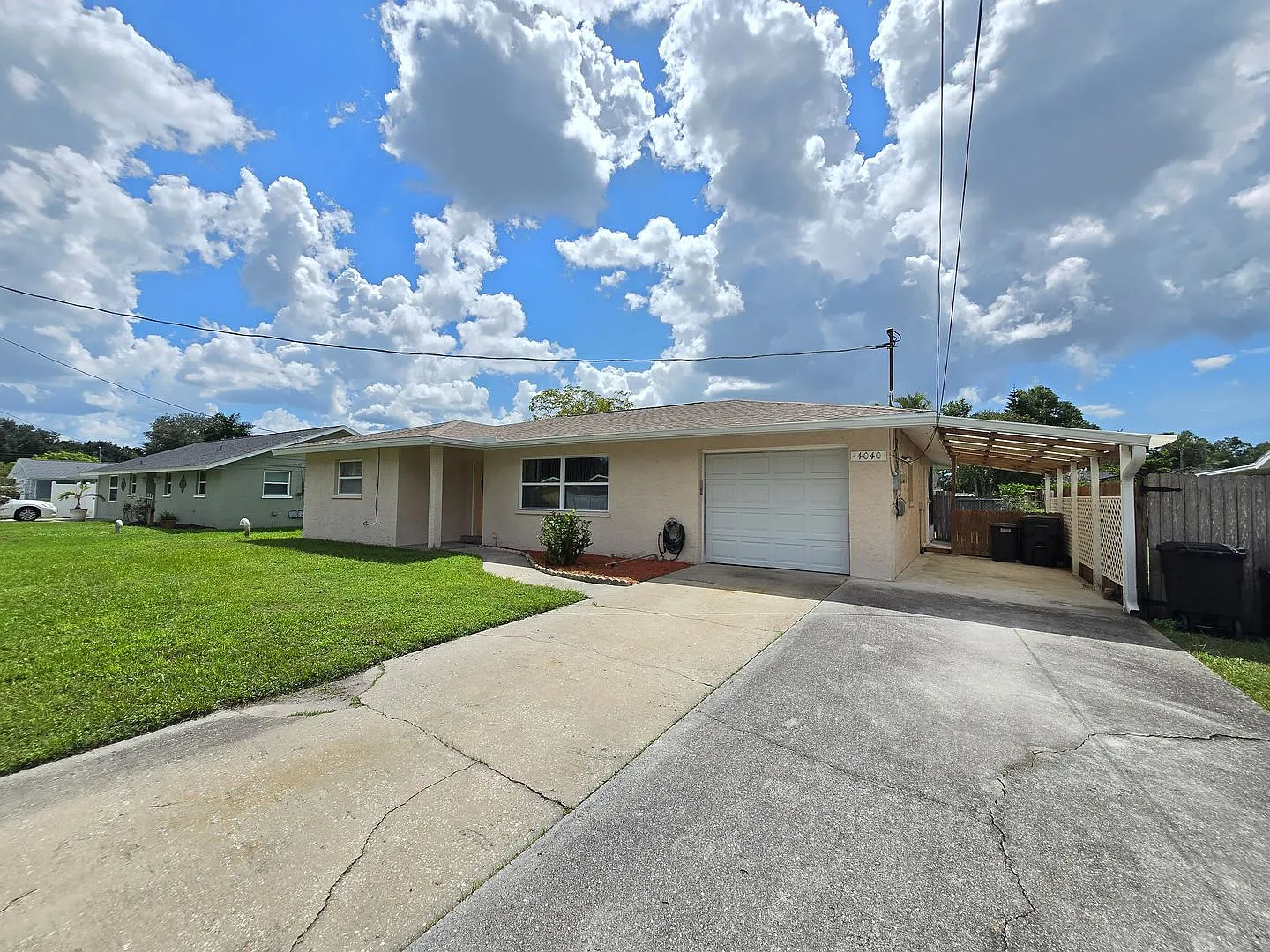 Spacious 2 Bed/2 Bath + Den Home with Garage — Photo 2