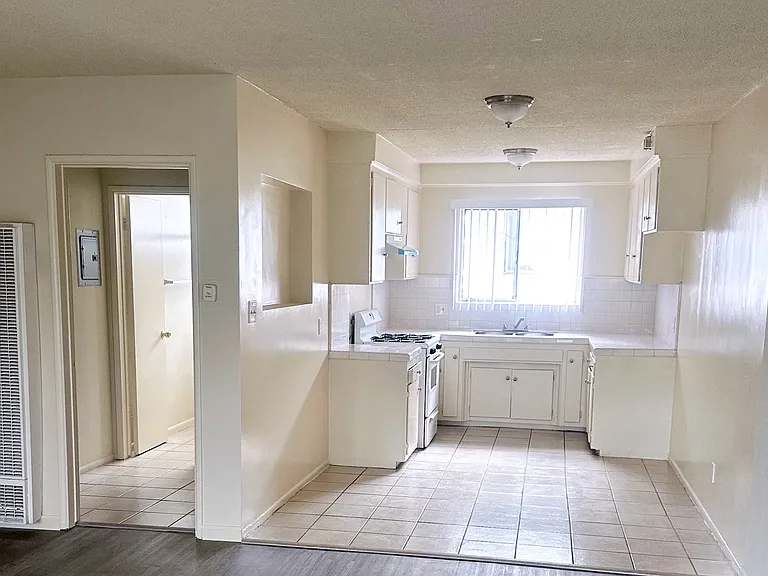 1838 W El Segundo Blvd #6 — Photo 2