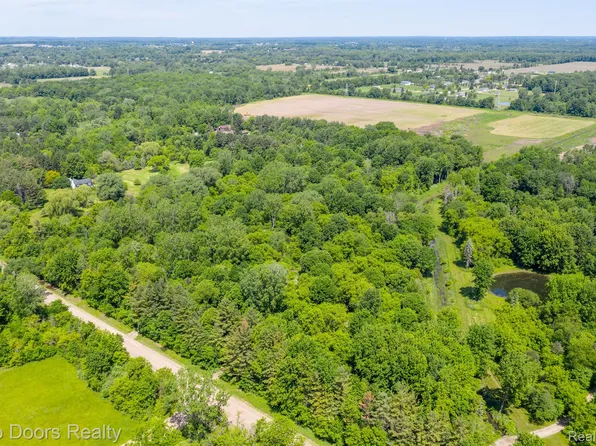 8429 Hough Rd, Almont, MI 48003