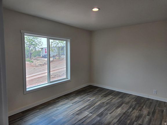 4th image of 355 Pectol St