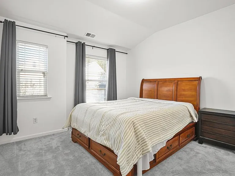 702 Barberry Dr — Photo 23