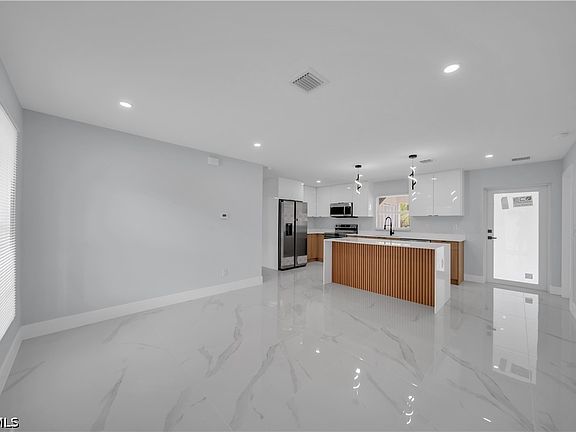 4th image of 201 Homewood Ave S