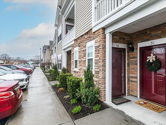 2nd image of 52 Wexford Ln