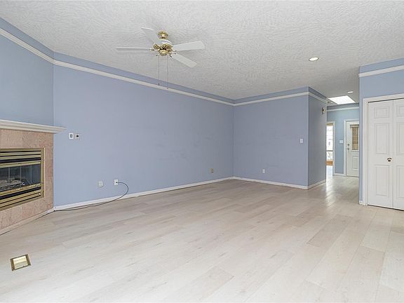2nd image of 2979 River Rd #25