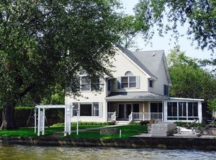 4530 N Riverdale Dr, McHenry, IL 60051