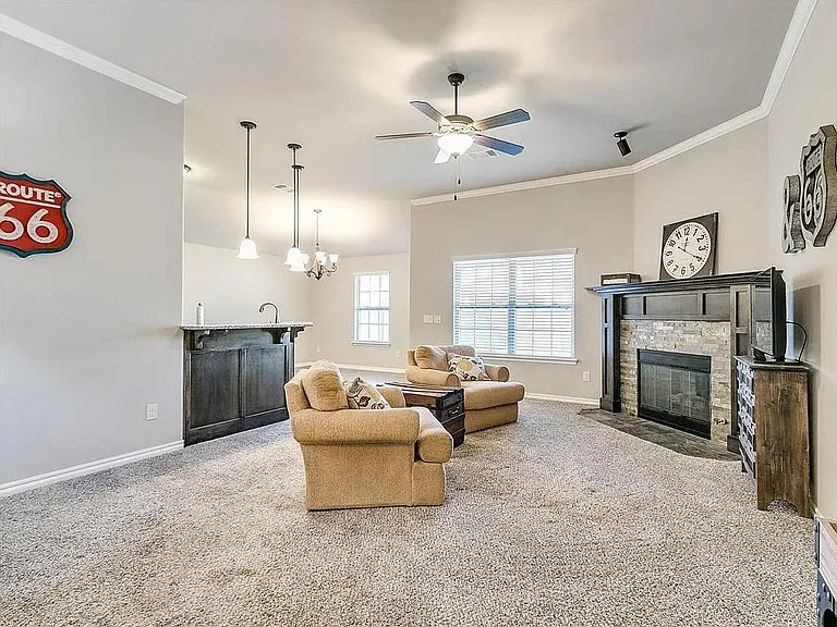 525 Talon Dr — Photo 5