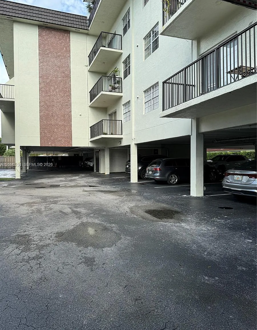 Virginia Grdens Condo — Photo 1