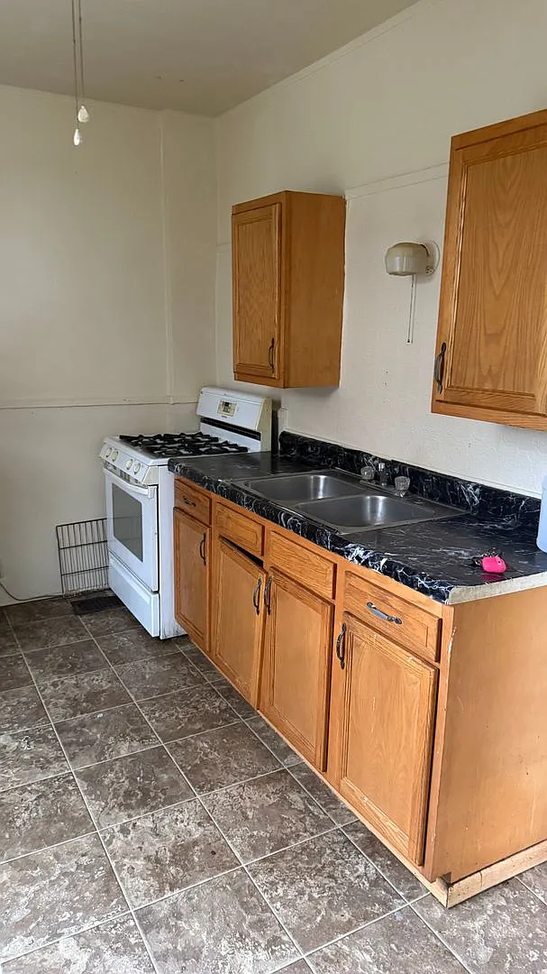 318 Center Ave - unit 1 — Photo 2