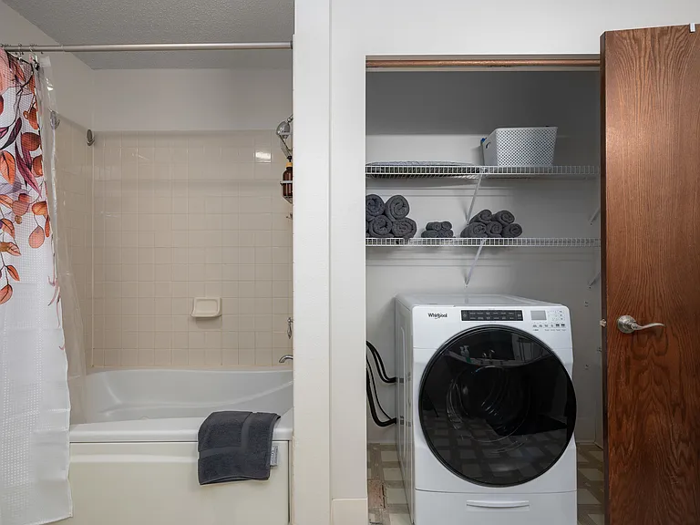 City Hall Apartments — Photo 14