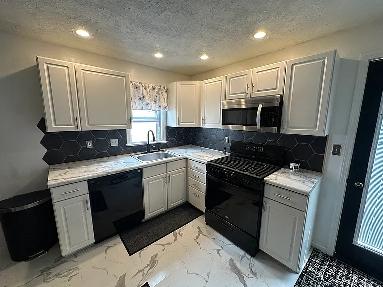 6711 Farnsworth Dr — Photo 32