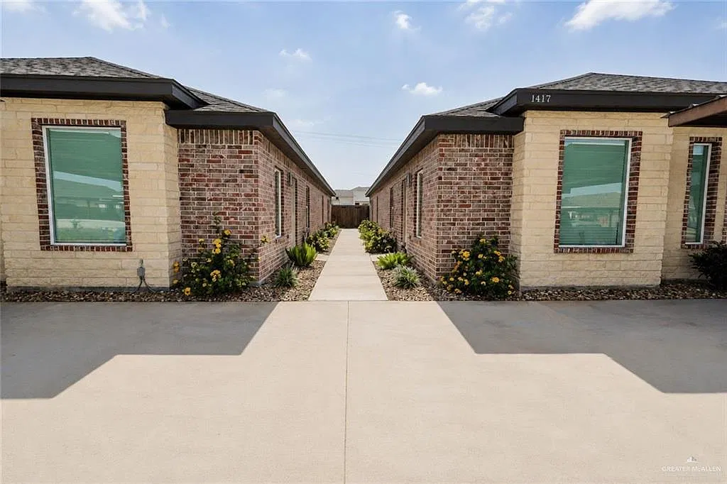 2 bed, 3.0 bath, 1100 sqft, $1,100 — Photo 2