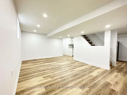 7 Leaside Dr Photo 1