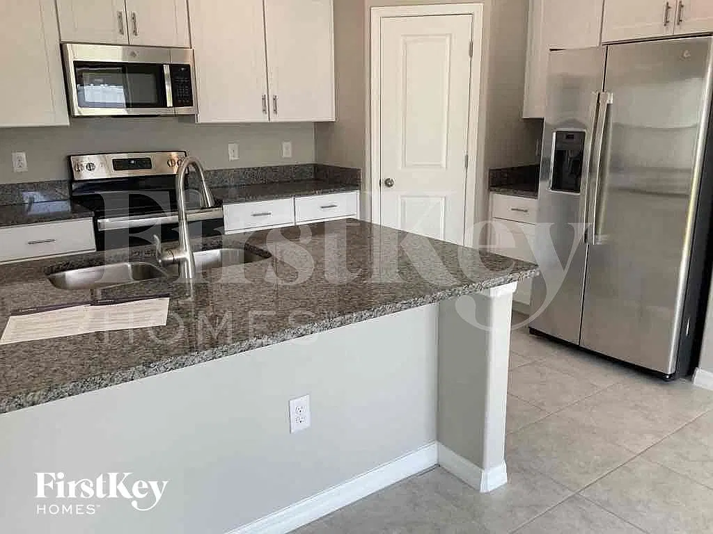 4 bed, 2.5 bath, 1914 sqft, $2,665 — Photo 4